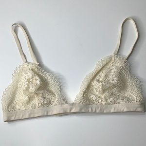 Victoria’s Secret non Padded cream lace bralette size small EUC